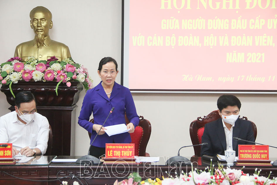 Đồng chí Bí thư Tỉnh ủy và đồng chí Chủ tịch UBND tỉnh đối thoại với cán bộ đoàn viên, thanh niên