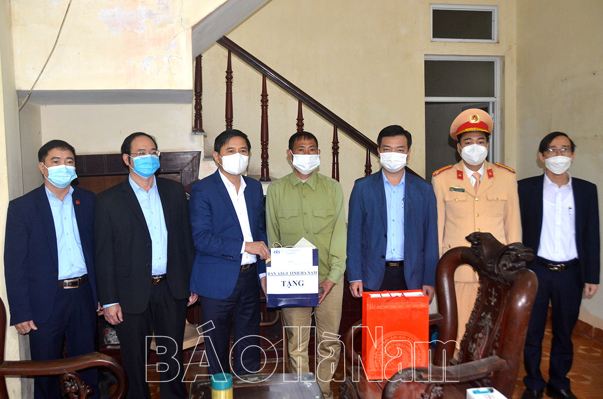 Thăm, tặng quà gia đình nạn nhân TNGT có hoàn cảnh khó khăn trên địa bàn thành phố Phủ Lý