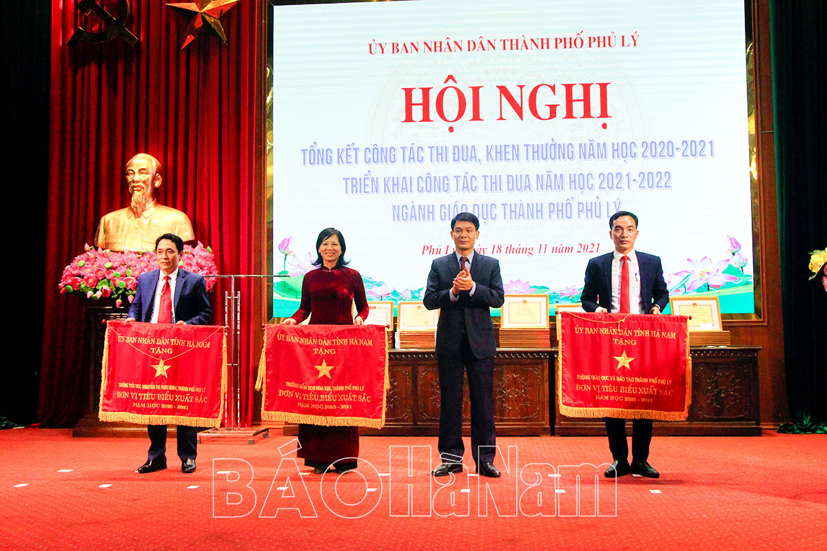 Thành phố Phủ Lý khen thưởng các tập thể và cá nhân tiêu biểu trong phong trào thi đua ngành giáo dục