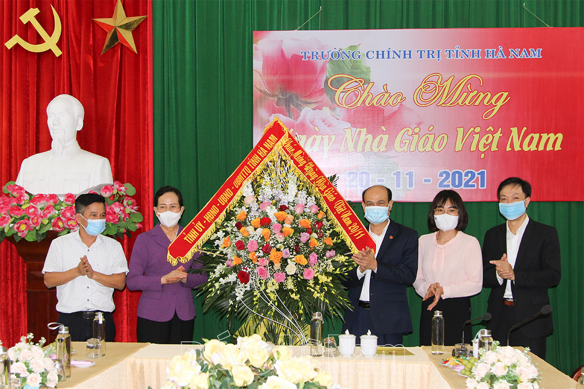 Đồng chí Bí thư Tỉnh ủy Lê Thị Thủy thăm, chúc mừng Trường Chính trị tỉnh nhân Ngày Nhà giáo Việt Nam