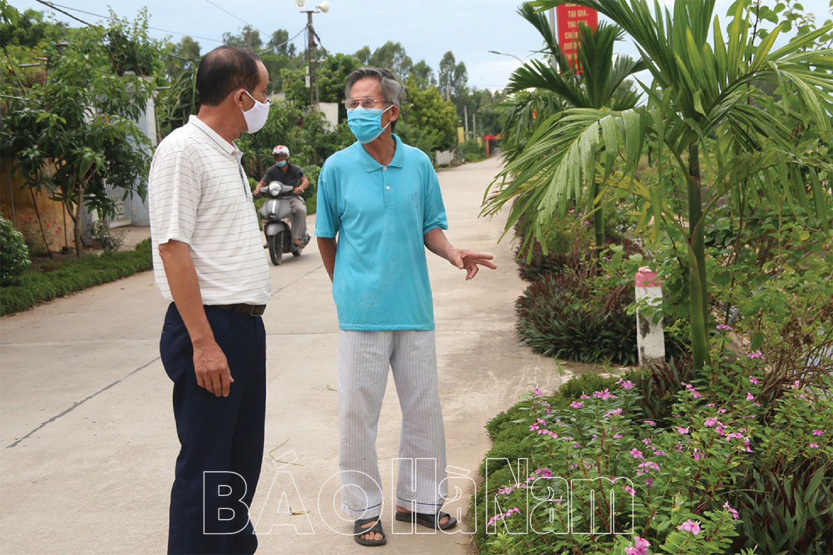 Chủ tịch Ủy ban Mặt trận Tổ quốc xã tận tụy với công việc