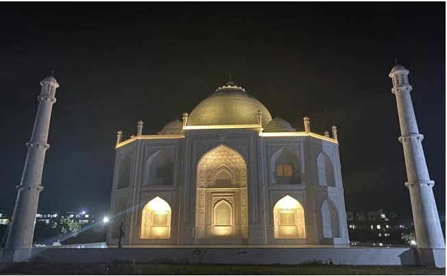 Người đàn ông bỏ 3 năm xây ngôi nhà ‘bản sao như đúc’ đền Taj Mahal tặng vợ