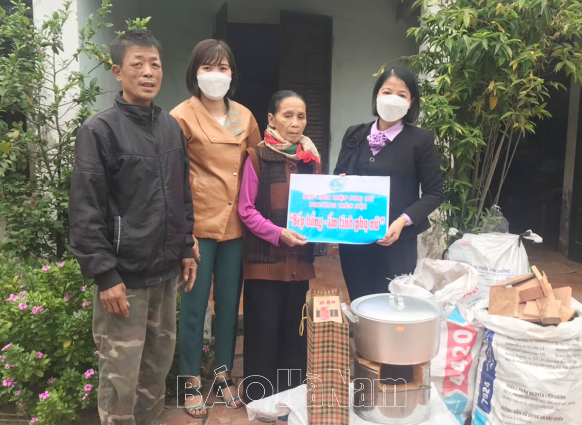 Hội LHPN Duy Tiên trao tặng “bếp củi thông minh” cho hội viên khó khăn, đặc thù