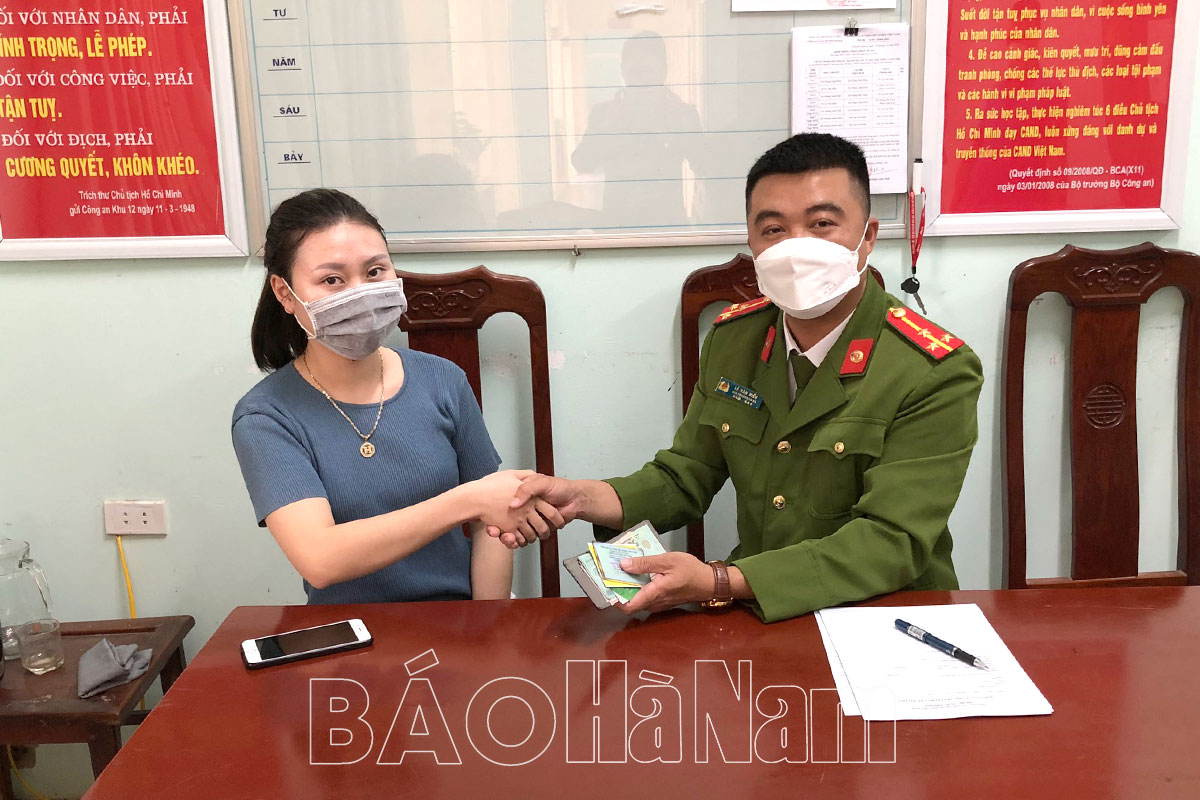 Công an xã Chuyên Ngoại trao trả tài sản cho người đánh rơi