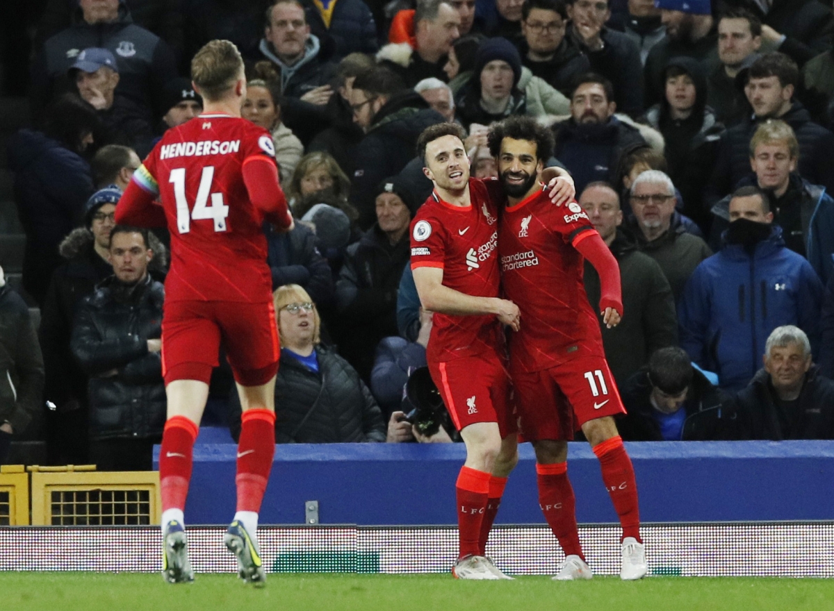 Salah lập cú đúp, Liverpool tiếp tục cuộc đua "tam mã" với Chelsea và Man City