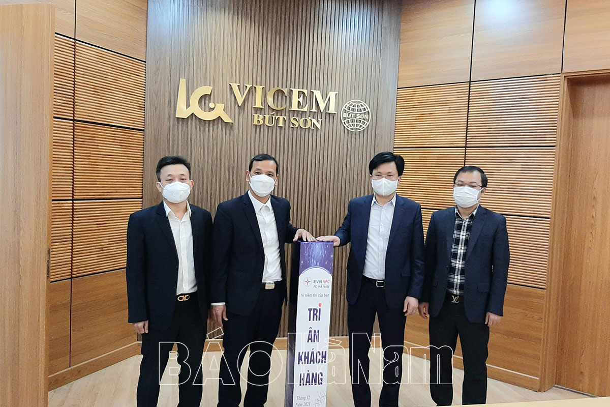 PC Hà Nam tặng quà Công ty cổ phần xi măng Vicem Bút Sơn nhân tháng tri ân khách hàng