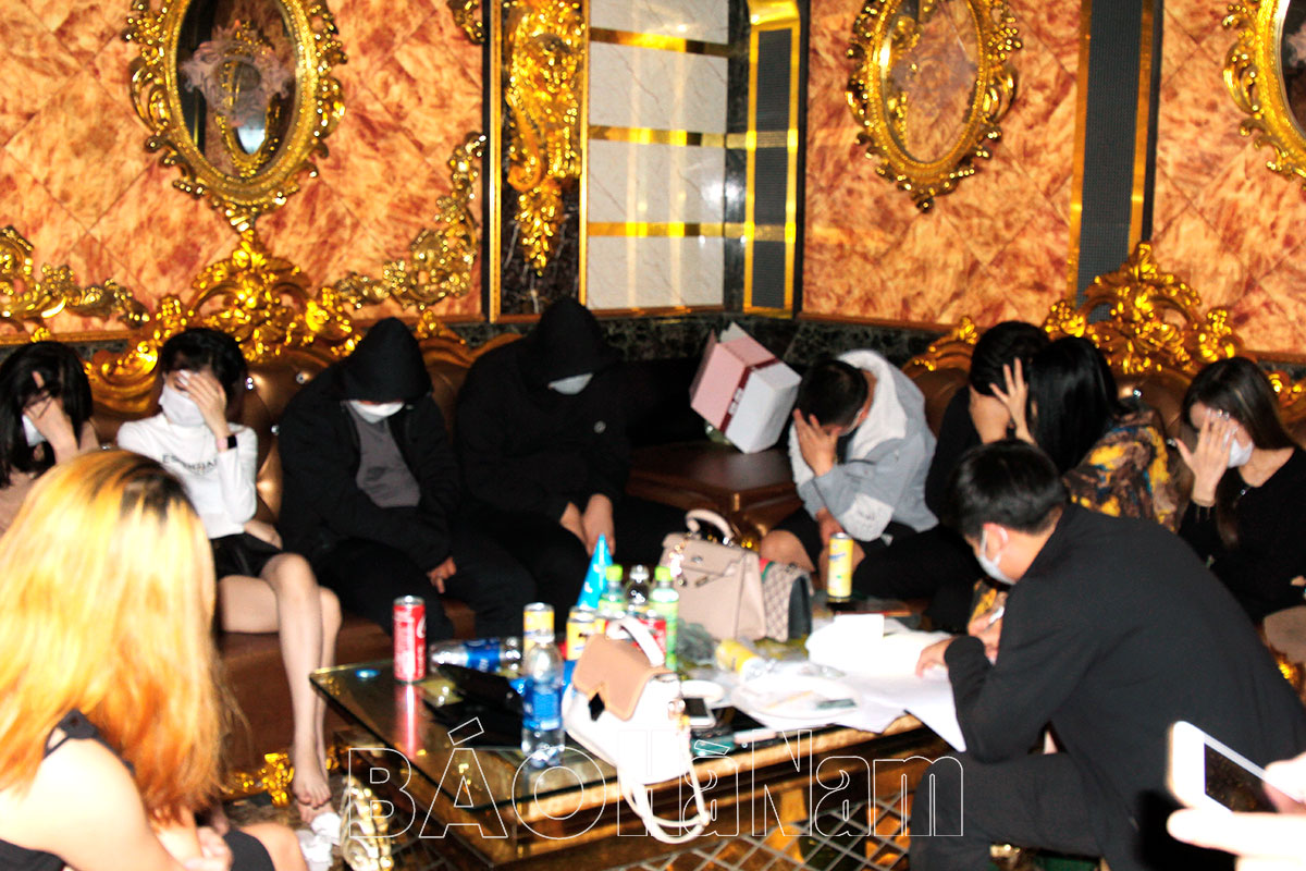 Công an thị xã Duy Tiên tạm giữ 18 đối tượng tổ chức “bay lắc” trong quán karaoke