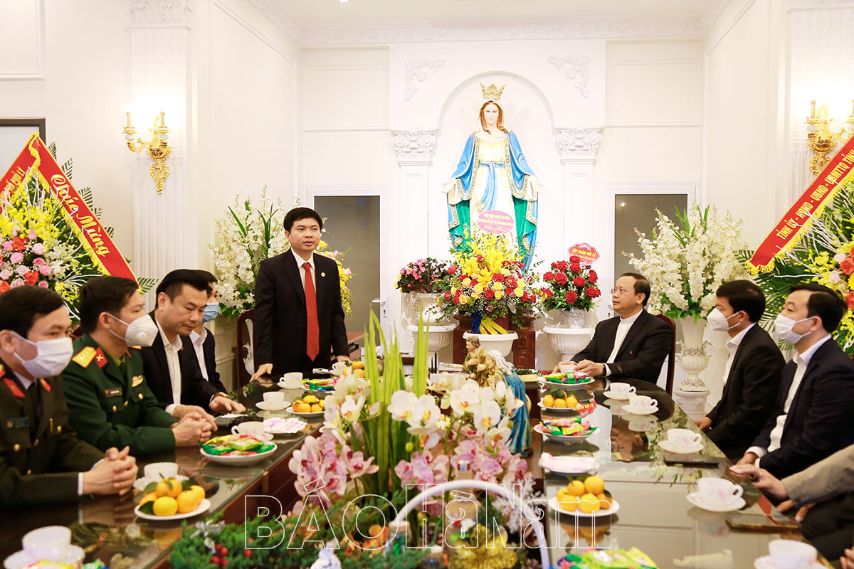 Đồng chí Chủ tịch UBND tỉnh Trương Quốc Huy thăm, chúc mừng Giáng sinh tại Giáo xứ Phủ Lý