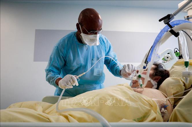 WHO cảnh báo nguy cơ hệ thống y tế bị quá tải do biến thể Omicron