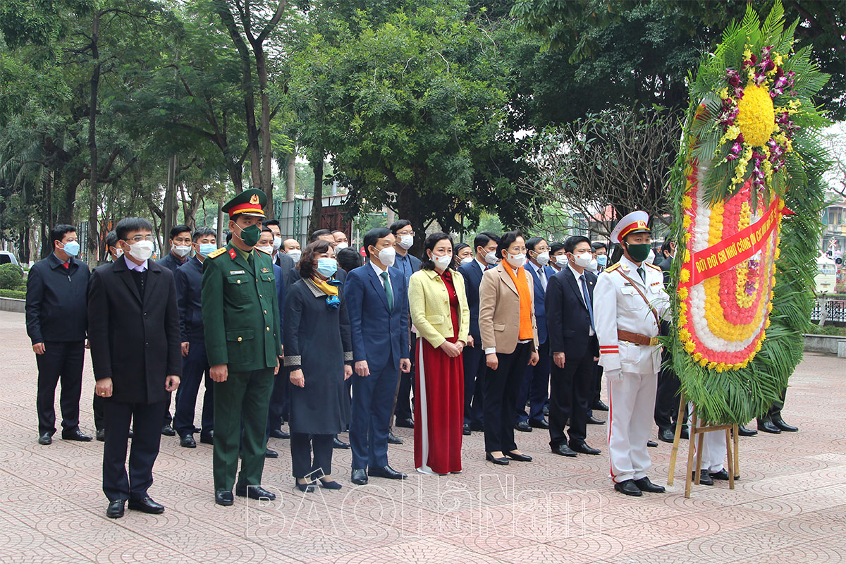 Dâng hương tưởng niệm các Anh hùng Liệt sỹ nhân dịp kỷ niệm 25 năm Ngày tái lập tỉnh