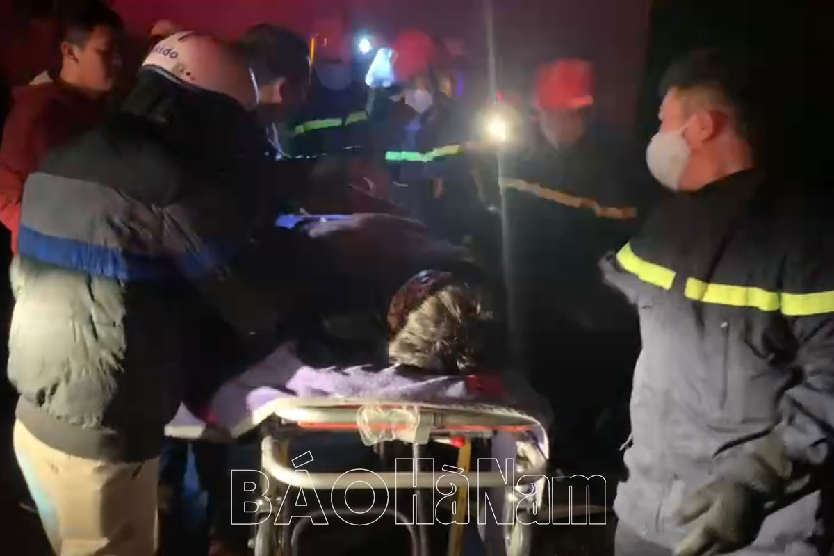 Giải cứu kịp thời người tai nạn giao thông mắc kẹt trong xe ô tô