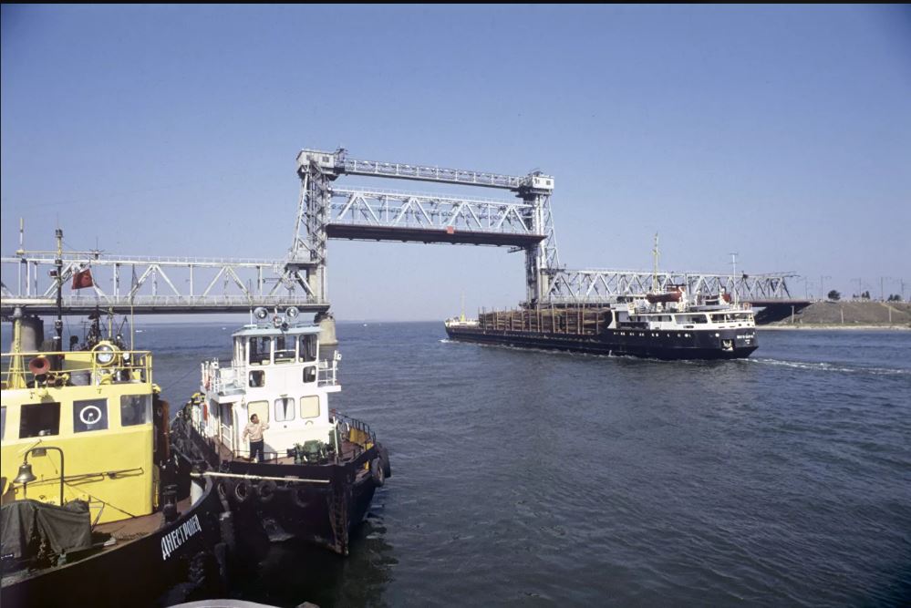 Ukraine đơn phương cấm tàu, thuyền Nga cập cảng