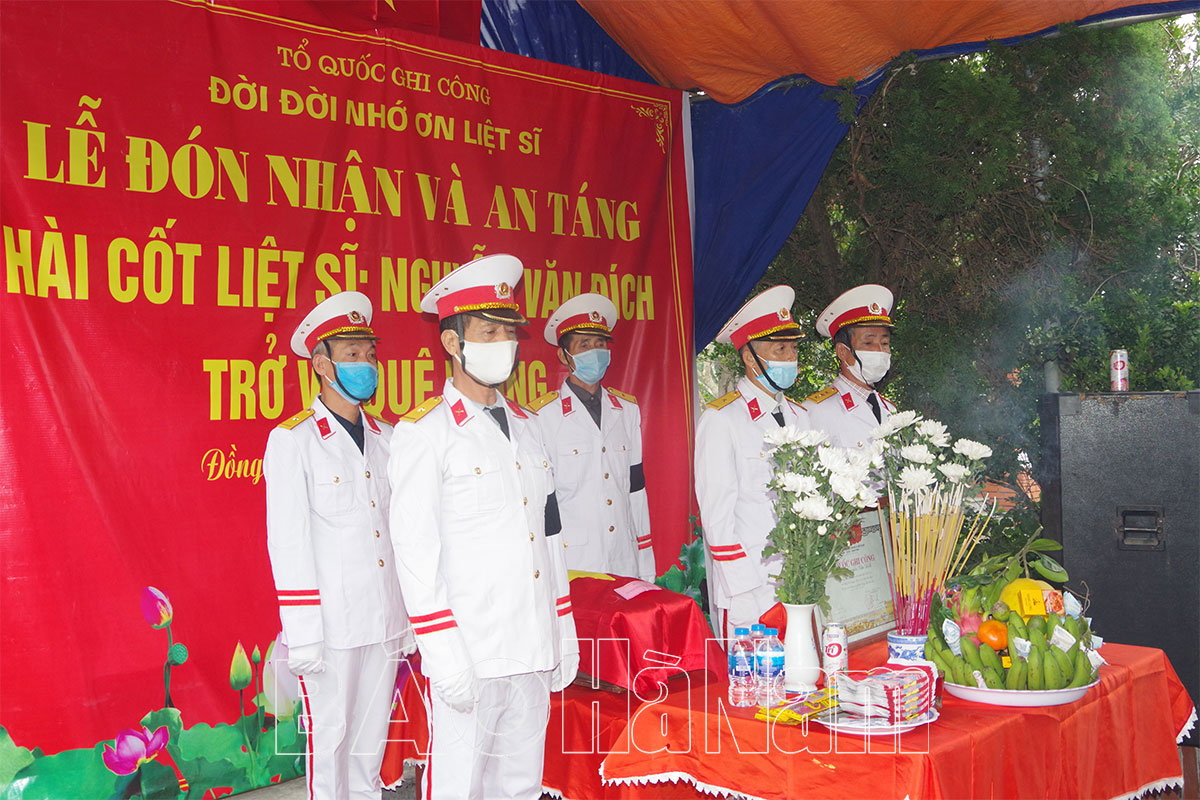 Tiếp nhận, truy điệu, an táng hài cốt liệt sĩ Quân tình nguyện Việt Nam hy sinh tại Lào