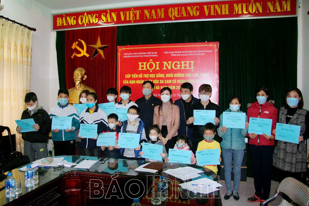 Cấp tiền hỗ trợ học bổng, nuôi dưỡng cho con, cháu nạn nhân dacam/dioxin có hoàn cảnh khó khăn