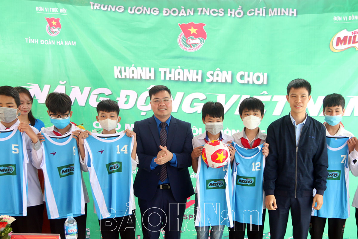 Khánh thành, bàn giao công trình sân chơi “Năng động Việt Nam” tại xã Hợp Lý