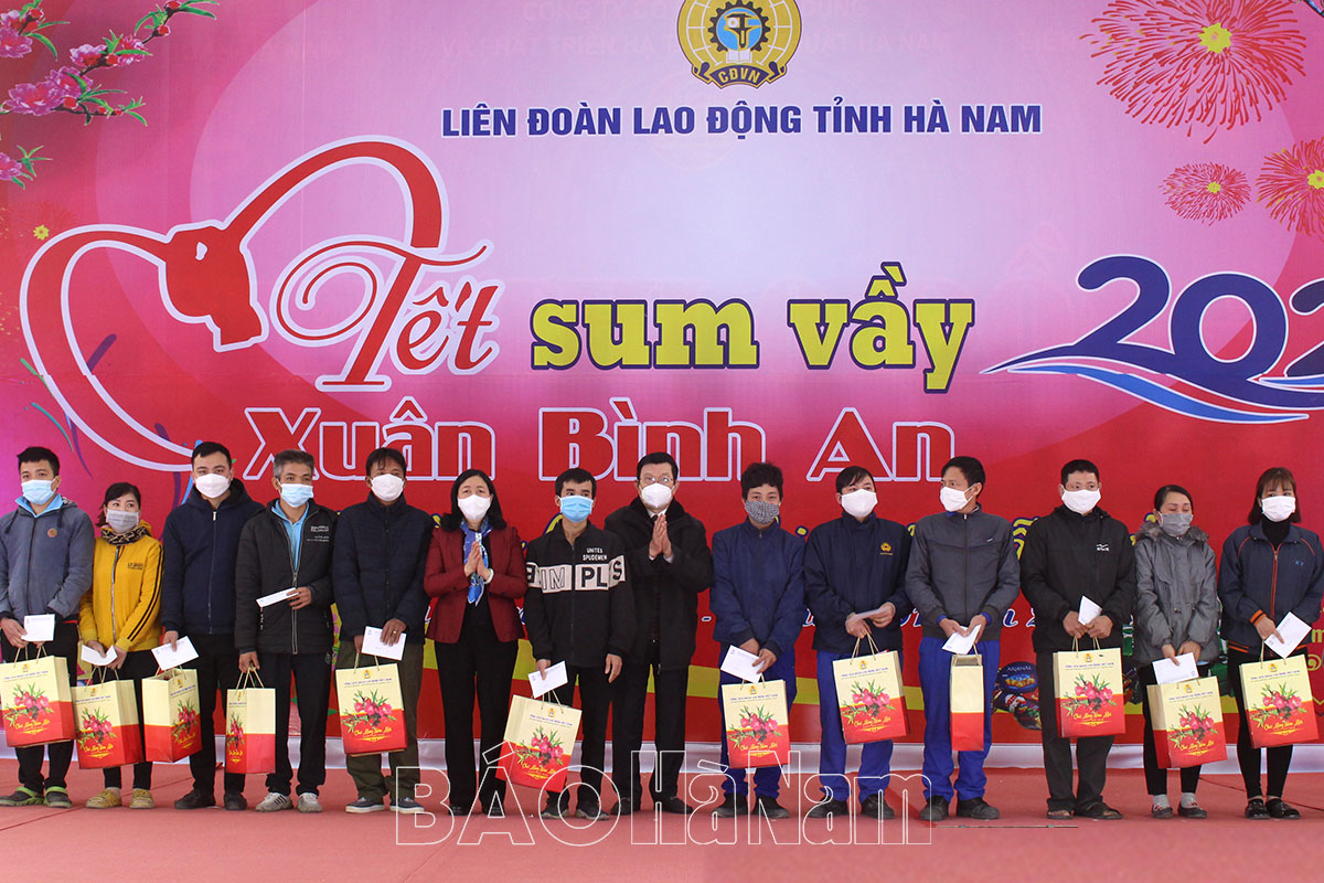 Nguyên Chủ tịch nước Trương Tấn Sang và Bí thư Trung ương Đảng, Trưởng ban Dân vận Trung ương Bùi Thị Minh Hoài thăm, tặng quà công nhân lao động tại Hà Nam