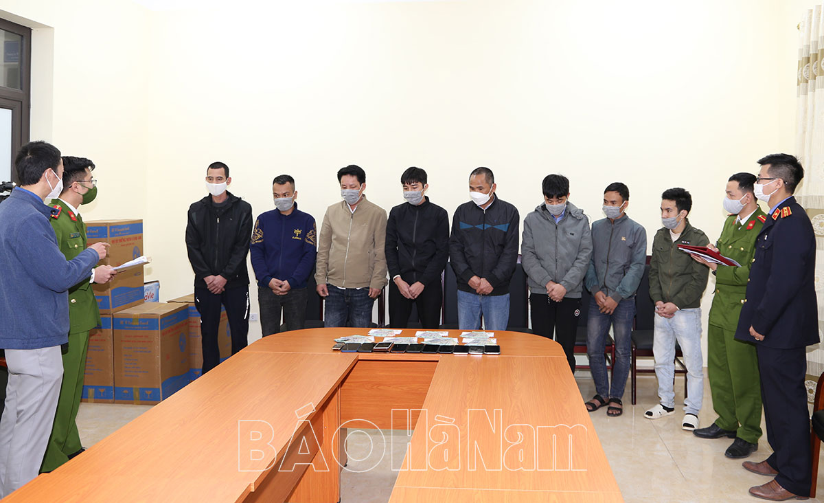 Hà Nam: Bắt 08 đối tượng đánh bạc bằng hình thức xóc đĩa ăn tiền