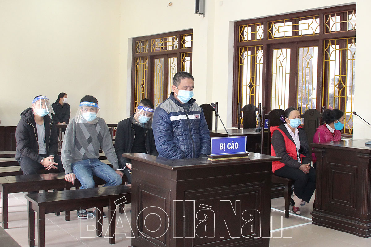 19 năm tù cho kẻ chém cha, chị, em gái ruột