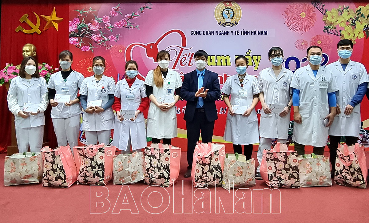 Công đoàn ngành y tế trao tặng trên 200 suất quà cho đoàn viên Bệnh viện Sản – Nhi tỉnh