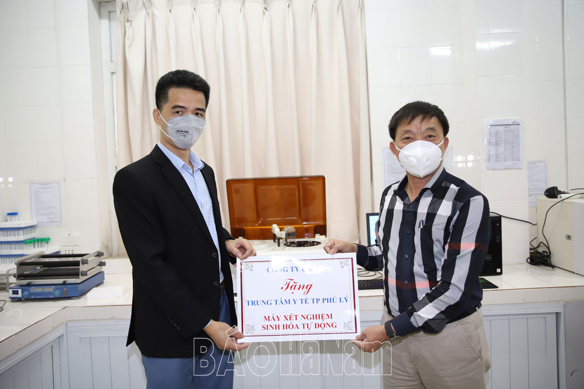 Công ty CASABLANCA trao tặng máy xét nghiệm sinh hóa tự động cho Trung tâm Y tế Phủ Lý