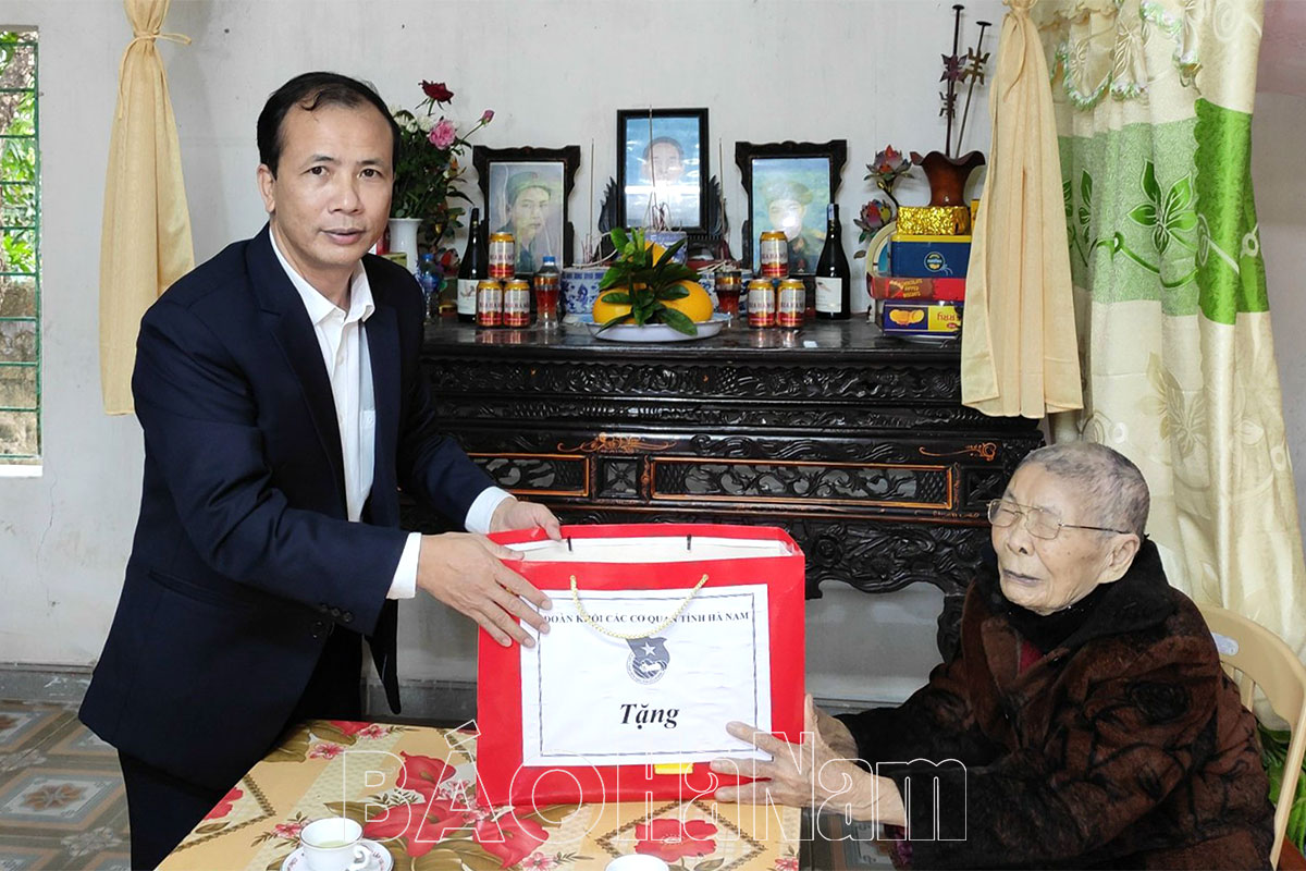 Đoàn Khối các cơ quan tỉnh, Đoàn Thanh niên Sở VH-TT&DL tặng quà hộ nghèo, gia đình hoàn cảnh khó khăn