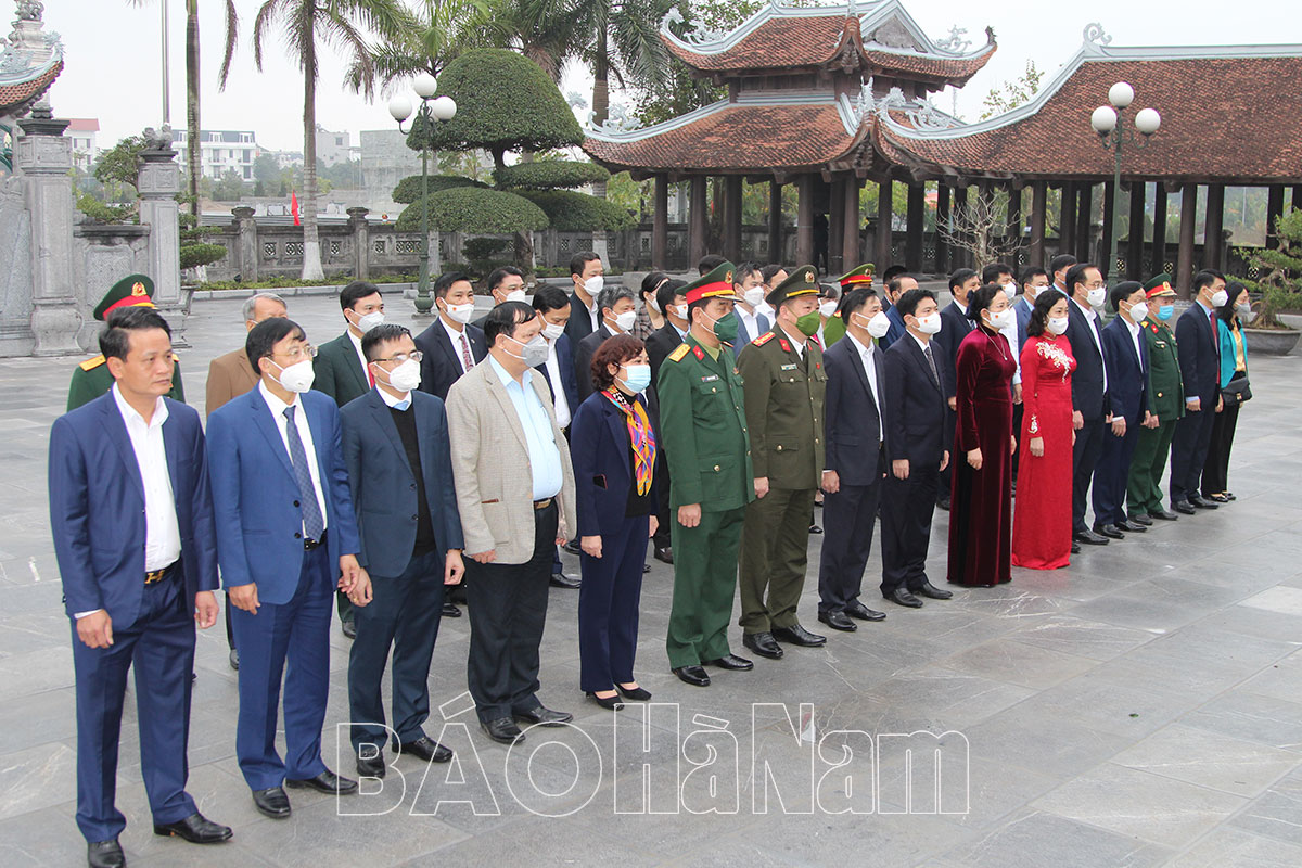 Lãnh đạo Tỉnh ủy, HĐND, UBND, Uỷ ban MTTQ tỉnh dâng hương tưởng niệm Anh linh Chủ tịch Hồ Chí Minh và các Anh hùng liệt sỹ