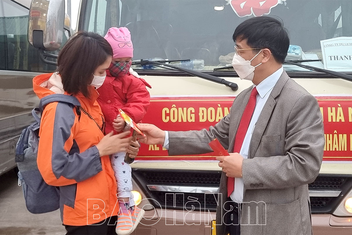 Gần 40 chuyến xe đưa công nhân lao động về quê ăn Tết