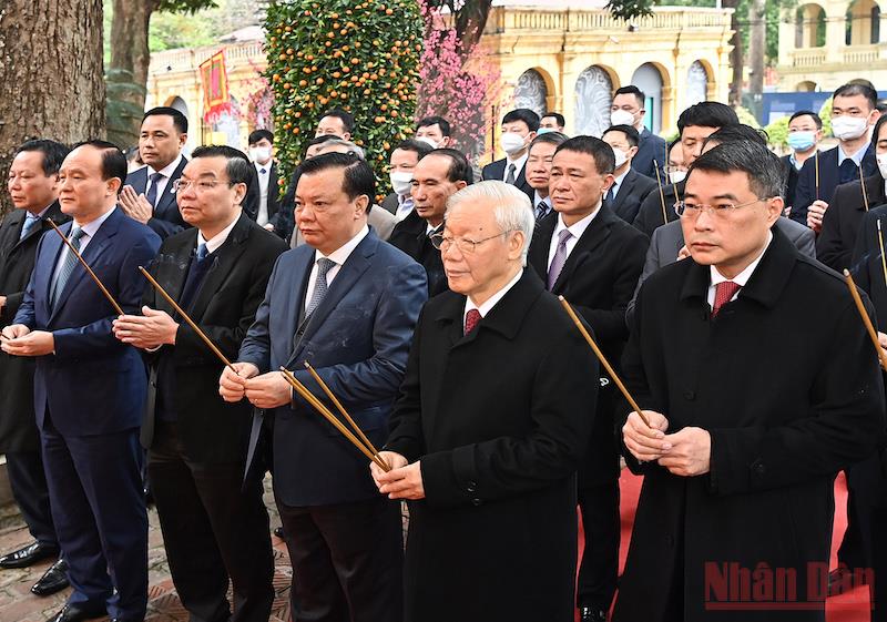 Tổng Bí thư Nguyễn Phú Trọng dâng hương tại Khu Di sản Hoàng thành Thăng Long