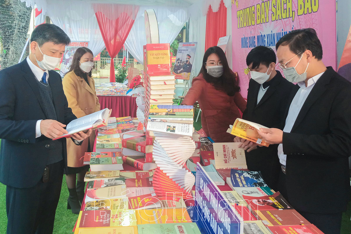 Phủ Lý tổ chức trưng bày sách, báo mừng Đảng, mừng Xuân Nhâm Dần 2022