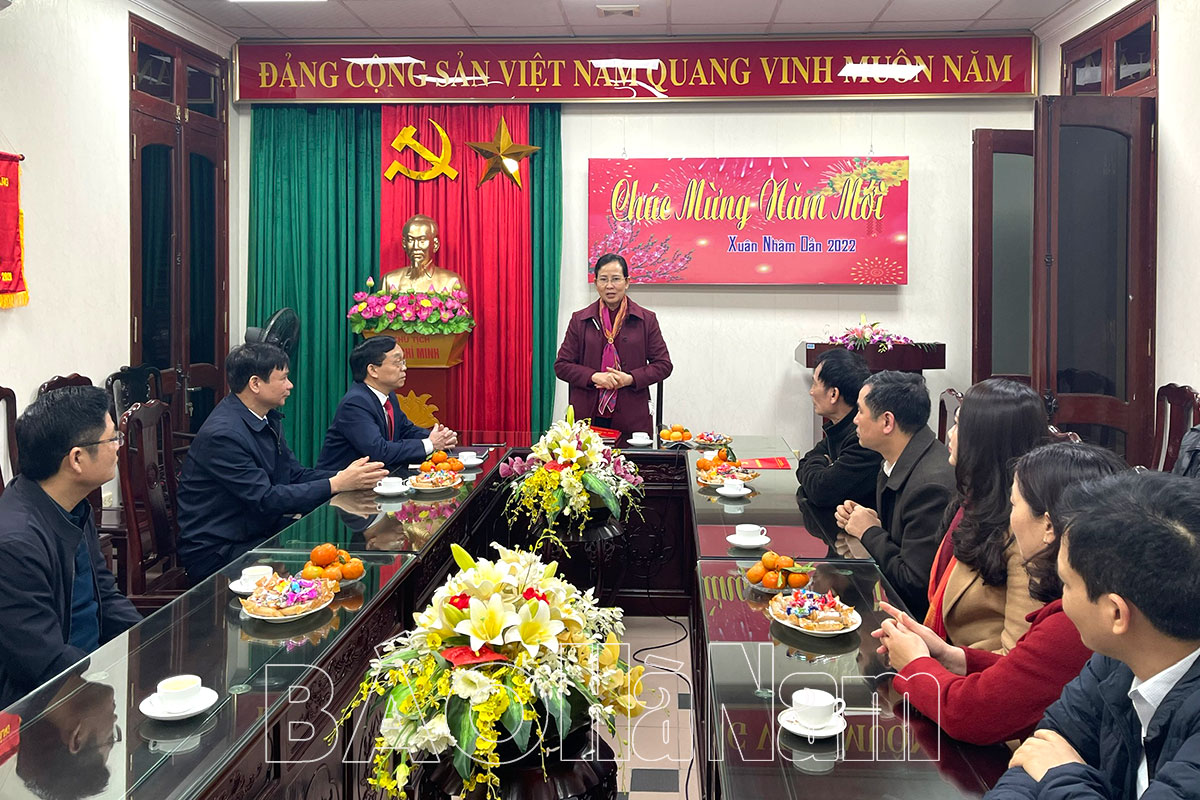 Đồng chí Bí thư Tỉnh ủy Lê Thị Thủy tới thăm, động viên cán bộ, công chức các Ban xây dựng Đảng trong ngày làm việc đầu năm mới
