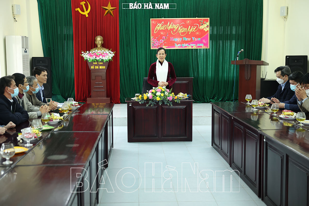 Đồng chí Bí thư Tỉnh ủy Lê Thị Thủy thăm, động viên cán bộ, phóng viên Báo Hà Nam trong ngày làm việc đầu năm mới