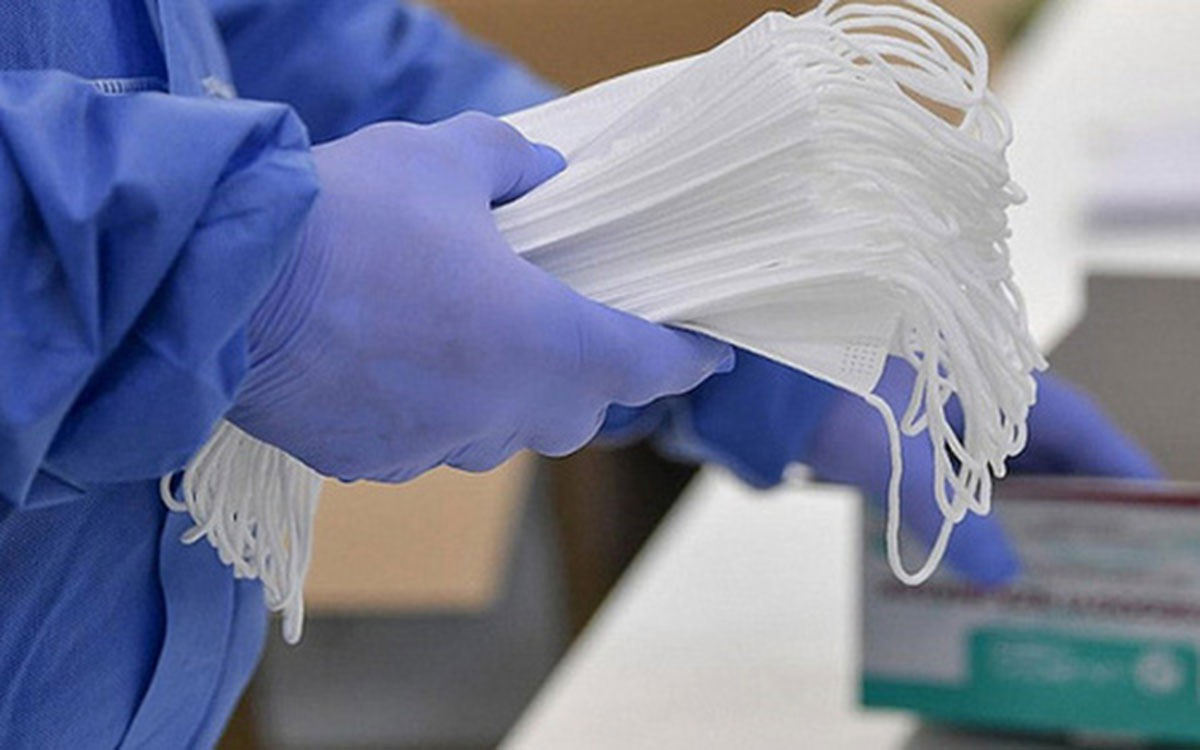 Tạm ngừng kinh doanh tạm nhập, tái xuất khẩu trang, găng tay y tế