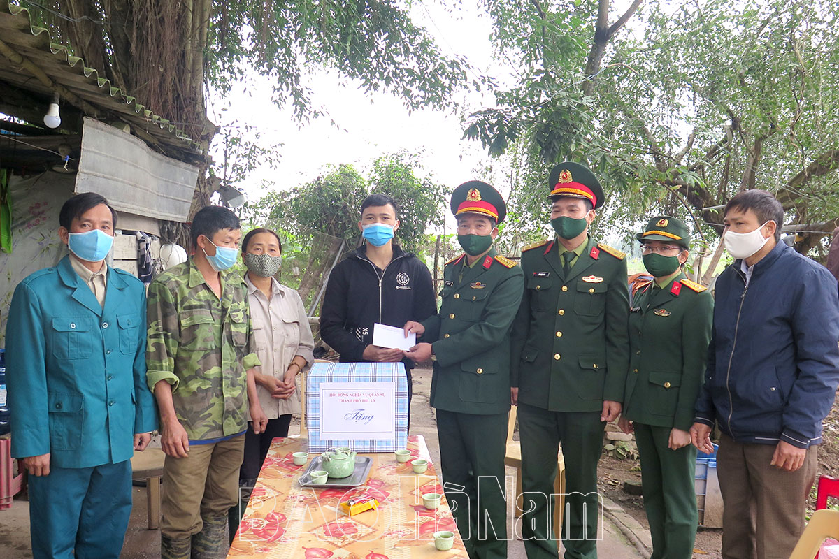 Thăm, tặng quà, động viên thanh niên sẵn sàng nhập ngũ ở thành phố Phủ Lý