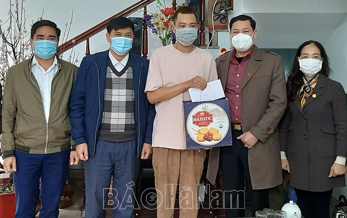 Bình Lục thăm, tặng quà động viên thanh niên có hoàn cảnh khó khăn sẵn sàng nhập ngũ