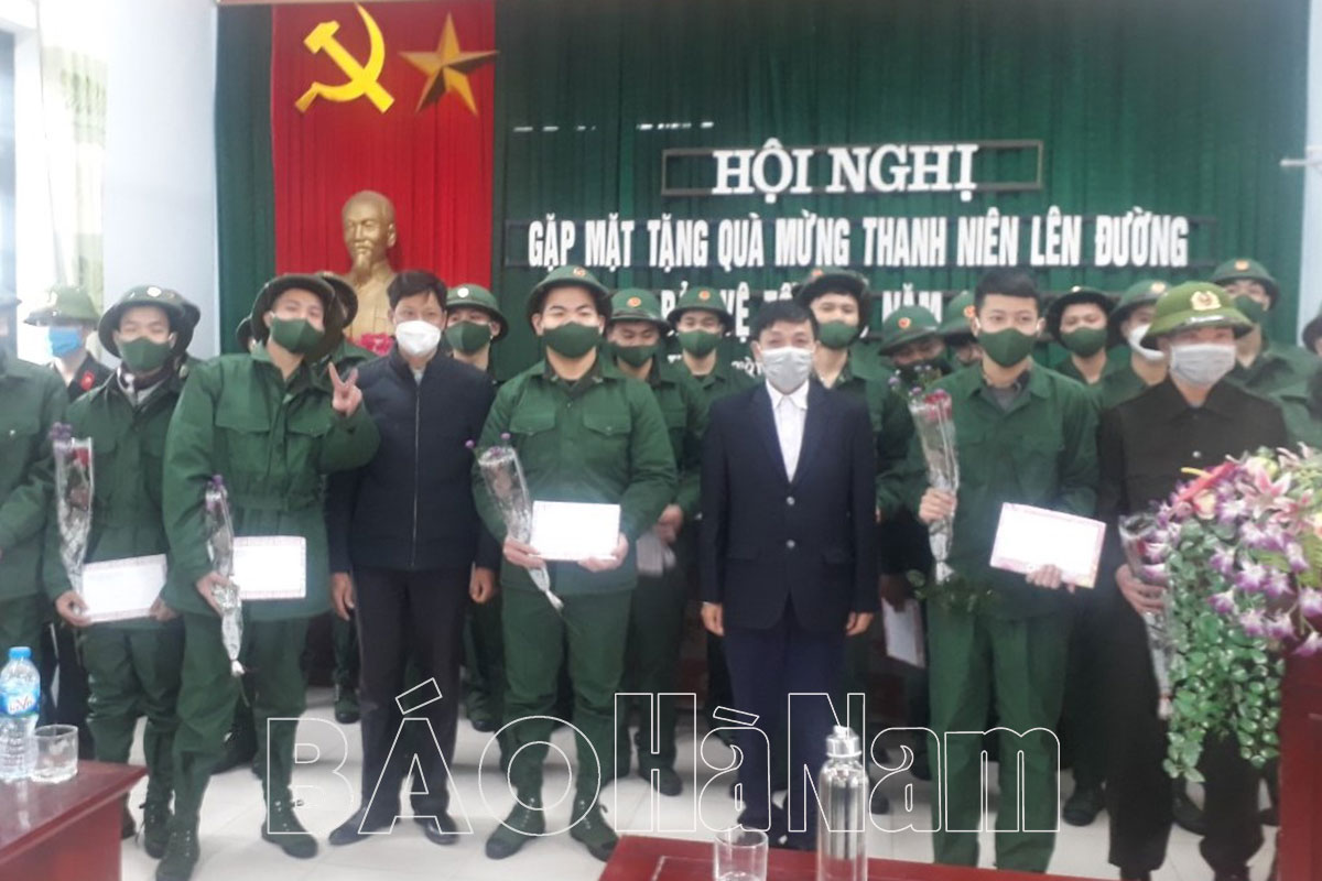 Phù Vân gặp mặt, tặng quà 28 thanh niên sẵn sàng nhập ngũ