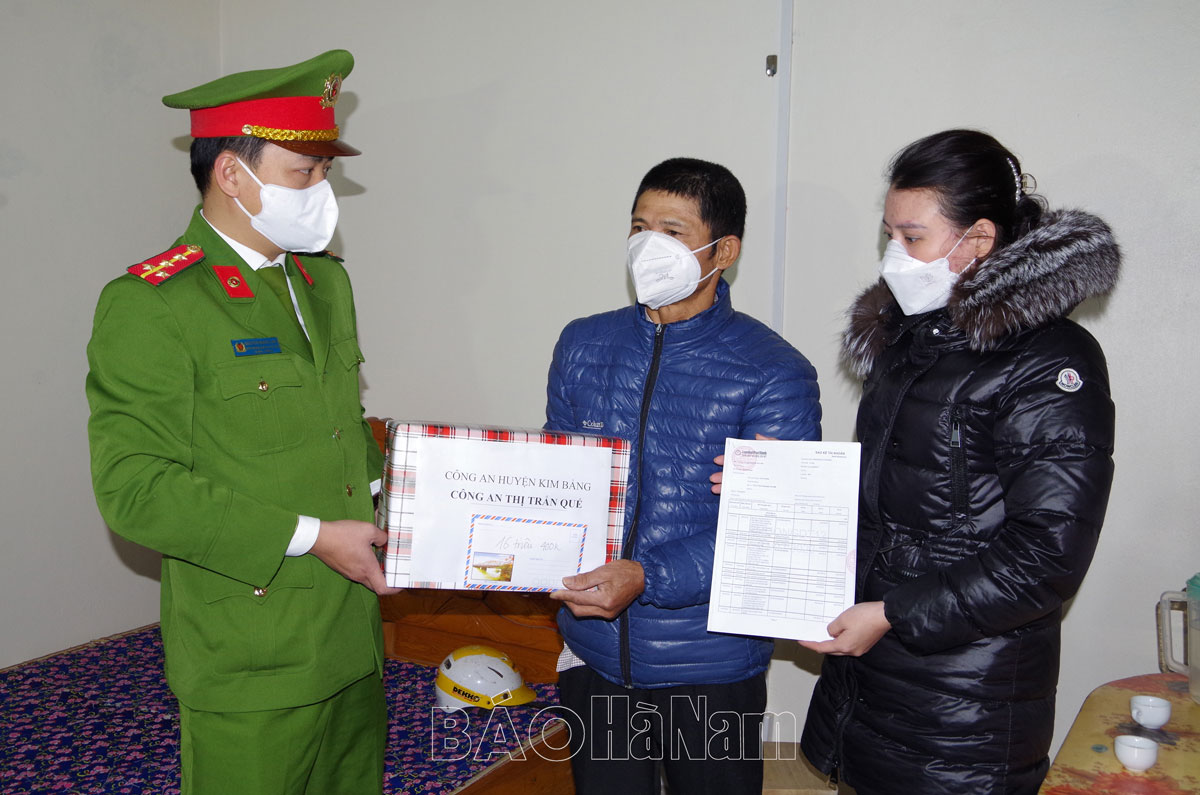 Công an thị trấn Quế thăm, tặng quà gia đình học sinh bị tai nạn giao thông có hoàn cảnh đặc biệt khó khăn