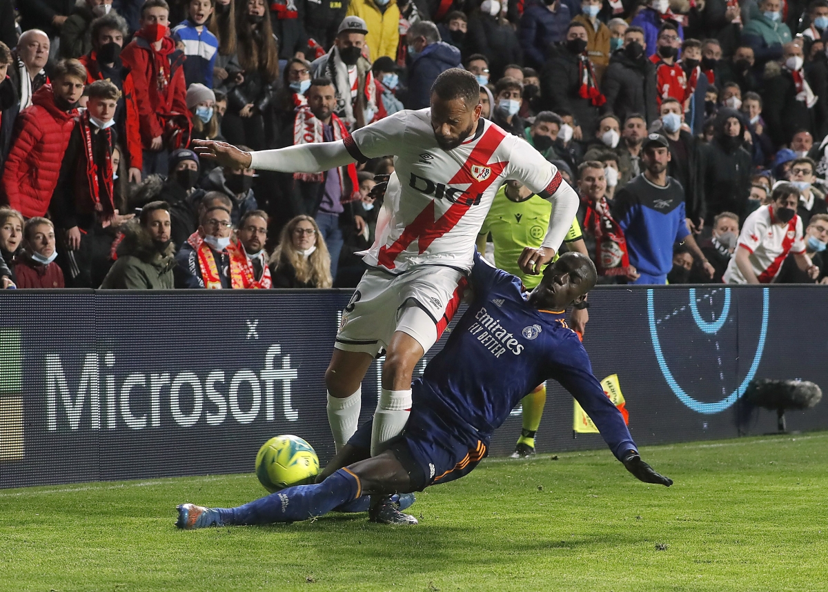 Benzema tỏa sáng, Real Madrid hơn Barca tới 18 điểm