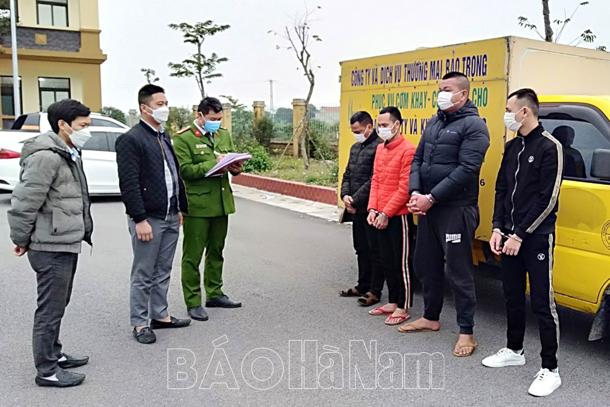 Công an thị xã Duy Tiên tạm giữ hình sự 04 đối tượng bắt giữ người trái pháp luật và cướp tài sản