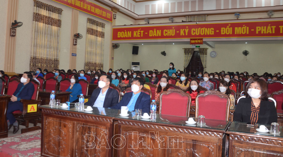 LĐLĐ thành phố Phủ Lý phối hợp tổ chức gặp mặt và nói chuyện chuyên đề về phụ nữ