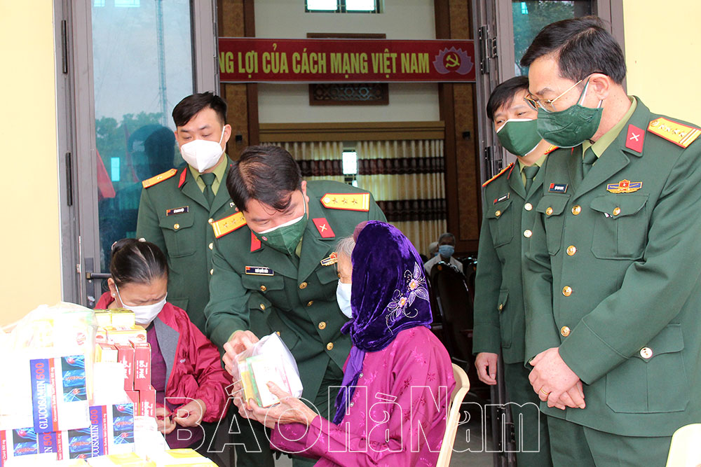 Bộ CHQS tỉnh khám, tư vấn, cấp thuốc, tặng quà đối tượng chính sách xã Tượng Lĩnh