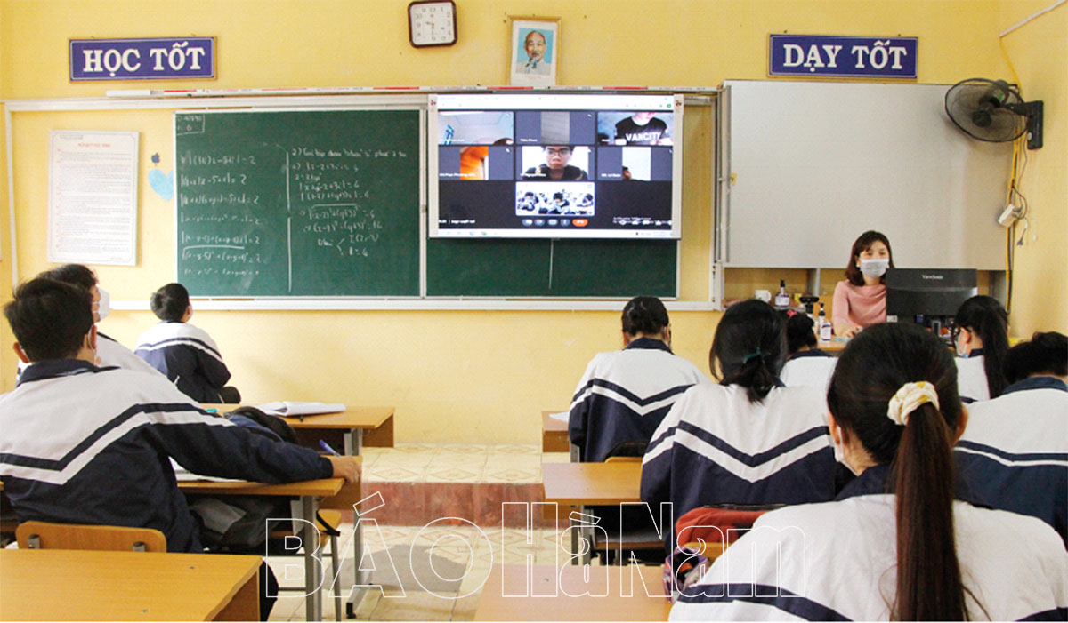 Khó khăn trong dạy học kết hợp trực tiếp với trực tuyến