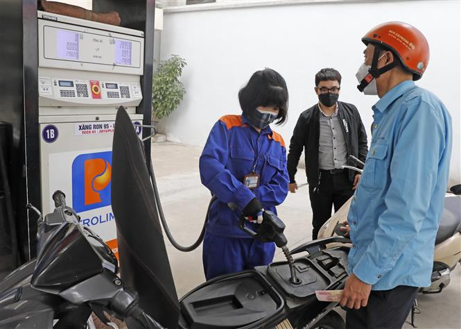 Xăng tiếp tục tăng giá, tiến sát mốc 30.000 đồng/lít