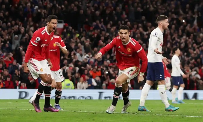 Man Utd hạ Tottenham nhờ hat-trick của Ronaldo