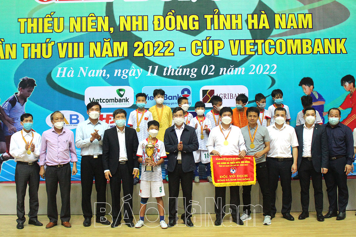 Giải Bóng đá TNNĐ Cúp Vietcombank năm 2022: Lý Nhân giành Cúp vô địch cả hai nội dung