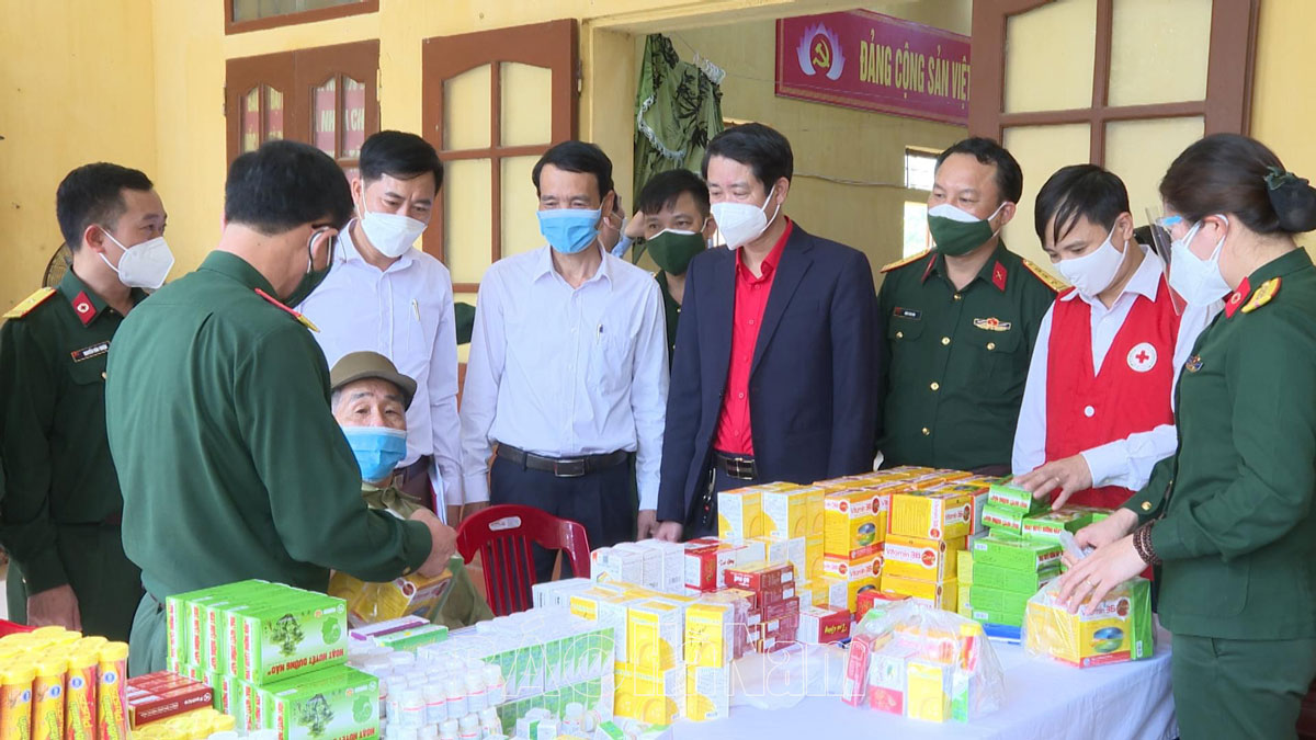 Bộ CHQS tỉnh khám bệnh, tư vấn sức khỏe, cấp thuốc miễn phí tại thị trấn Vĩnh Trụ