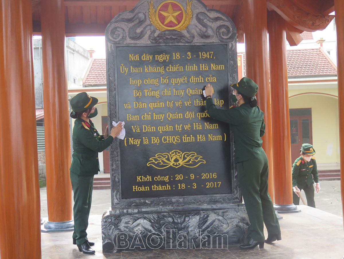 Hội Phụ nữ - Đoàn Thanh niên Bộ CHQS tỉnh chăm sóc di tích lịch sử Đình Bông, tặng quà gia đình hoàn cảnh khó khăn