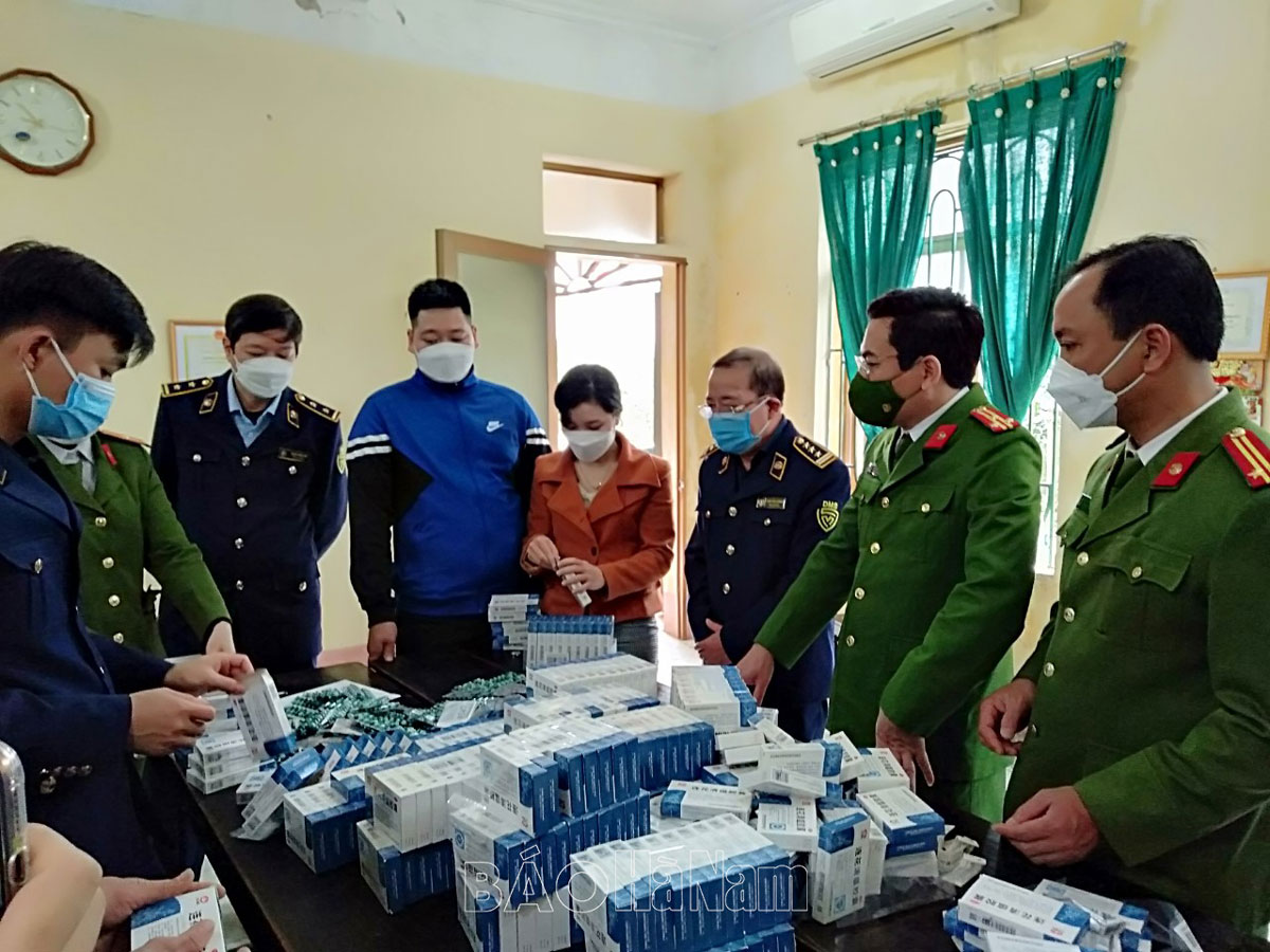 Phát hiện ô tô chở hơn 07 nghìn viên thuốc hỗ trợ điều trị Covid-19 không rõ nguồn gốc