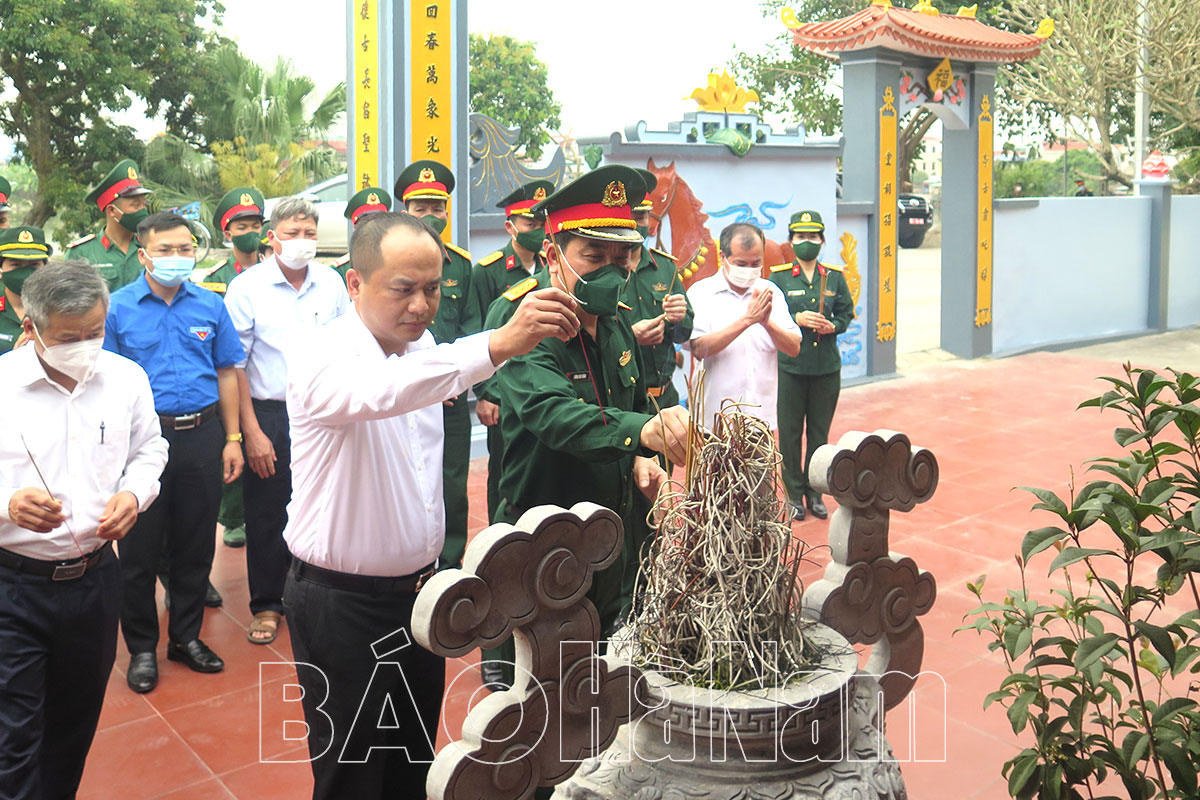 Đảng ủy, Bộ CHQS tỉnh dâng hương tưởng niệm tại khu di tích lịch sử cách mạng Đình Bông