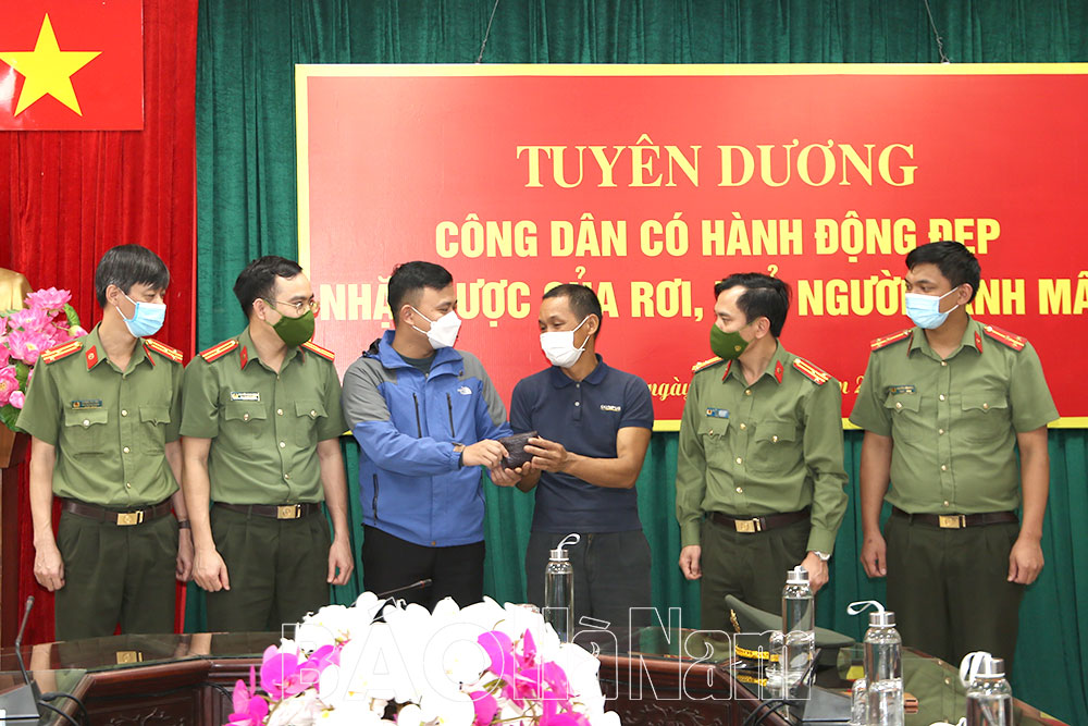 Tuyên dương công dân có hành động đẹp nhặt được của rơi, trả người đánh mất