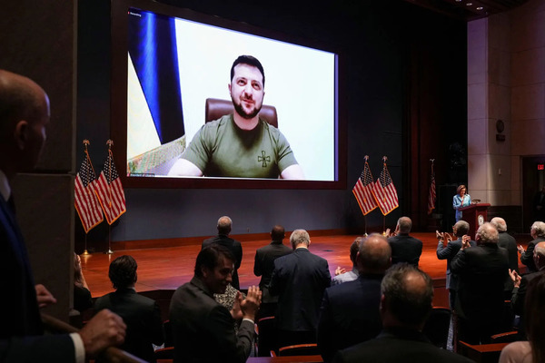 Tổng thống Ukraine thúc giục Mỹ hỗ trợ chiến cơ, áp đặt vùng cấm bay